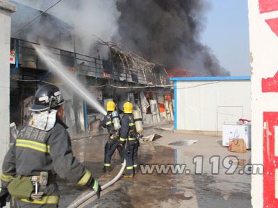 组图：大火袭工地 8消防车消防合围灭火