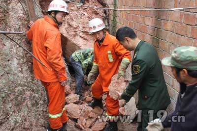 塌方现场工人被埋巨石下 消防协力救援