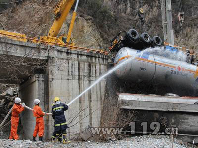 两罐车滑入河道困5人 消防17小时排险/图