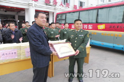 流动图书馆车开进淮海消防警营/图