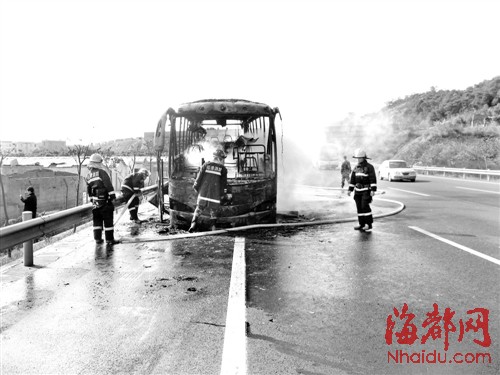 载36名返乡客车自燃 事故损失30余万/图