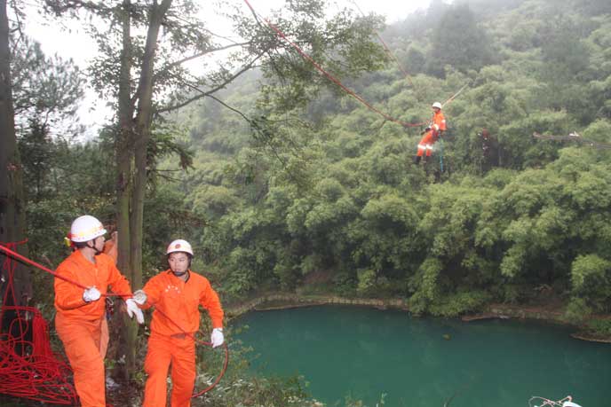 2名驴友被困山谷 重庆消防官兵溜索营救