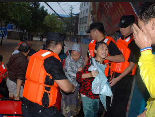 组图：巴中特大暴雨 消防武警感动瞬间