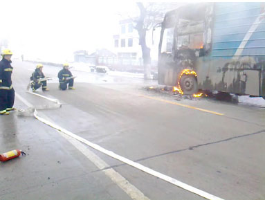 大雪封路长途货车起火 警民齐心降火魔