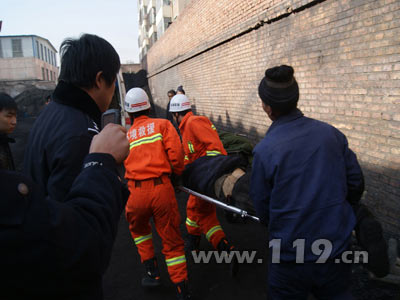 组图：山西朔州煤面塌方埋3人 消防驰援