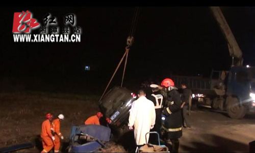 三轮车撞上越野车2死4伤 消防紧急援救/图