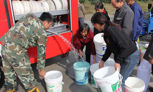 临安洪水村水质变坏 消防送水解燃眉之急