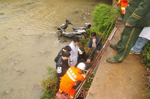 组图：摩托“跳水”驾驶员受伤 消防急救