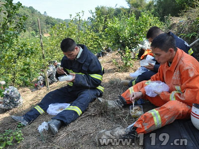 梧州山体滑坡7人遇难 消防坚守2天2夜/图