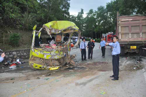 海南五指山发生重大车祸致11死13伤/图