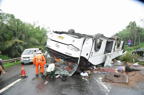 海南东线高速旅游大巴仰翻 游客1死25伤