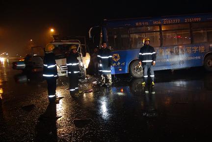 雨天路滑箱货撞上公交车 潍坊消防驰援