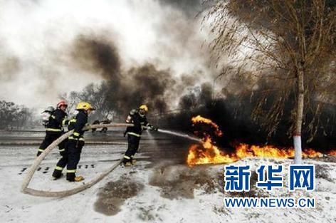 组图：宁夏固原2车相撞起火造成2人死亡