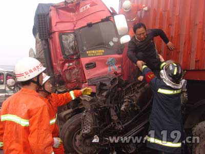 组图：汉宜高速多车连环相撞 消防急救