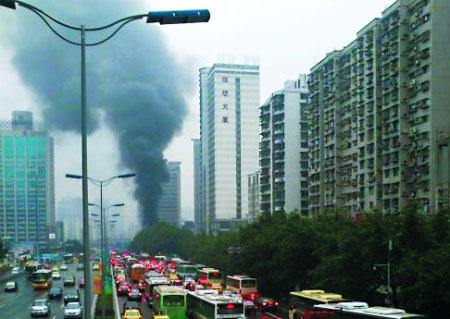 重庆江北某下水道莫名起火 引燃工地材料