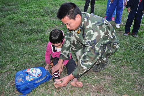 树杈“咬”住小学生不放 消防巧救出