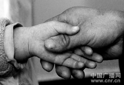 组图：幼儿园校车车祸死亡数上升至20人