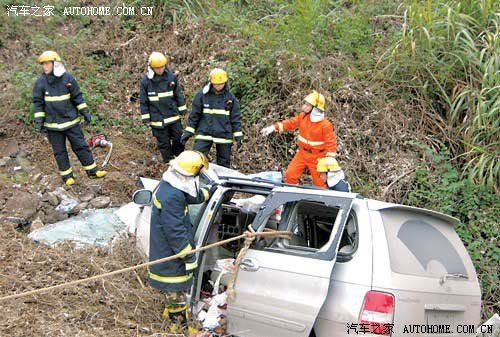 组图：商务车冲出高速 酿七死一伤的惨剧