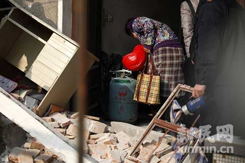 组图：家用液化气爆炸致民居坍塌致3死