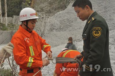 老人险被乙炔泥潭活埋 消防成功营救/图