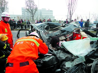 湖南岳麓大道两车追尾致一死两伤（图）