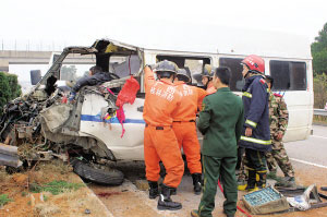 载着游客的汽车撞上隔离栏1死18伤（图）