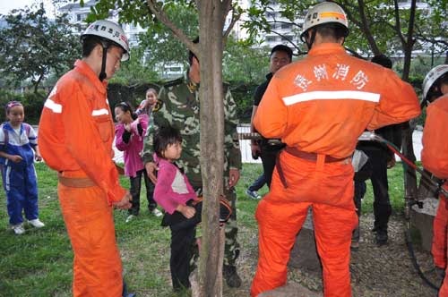 树杈“咬”住小学生不放 消防巧救出