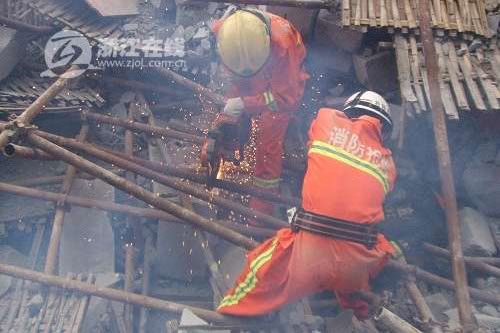 宁波一工地脚手架发生坍塌埋两工人/图