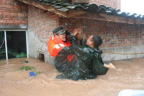 组图：巴中特大暴雨 消防武警感动瞬间