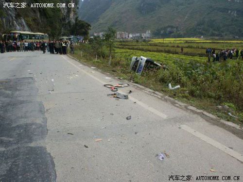 凌云两车对向刮擦 酿成两死三伤惨祸/图