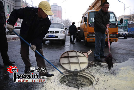 组图：乌鲁木齐电缆短路起火 喷出紫烟