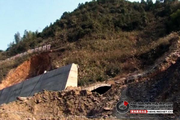 新溆高速在建唐家湾隧道山体滑坡 3人被困