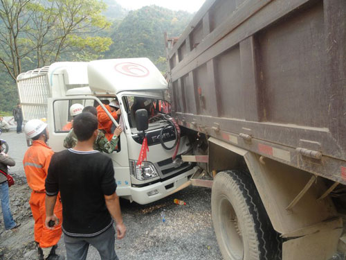 魔鬼弯道再酿车祸困1人 锦屏消防成功解救