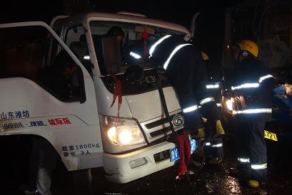 雨天路滑箱货撞上公交车 潍坊消防驰援