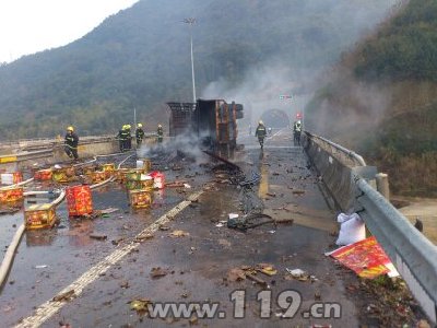 装5吨烟花爆竹货车高速侧翻 消防排险