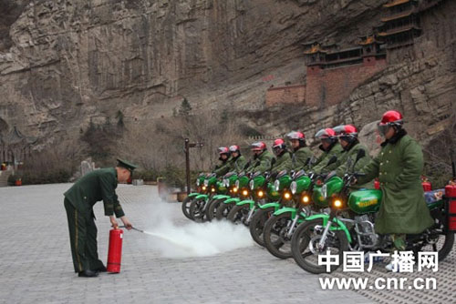 山西大同：消防巡查摩托车队亮相恒山景区