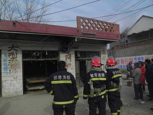 电表箱起火威胁四邻 固镇消防紧急救援