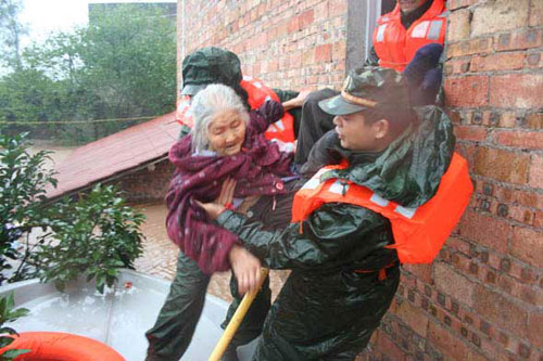 组图：巴中特大暴雨 消防武警感动瞬间