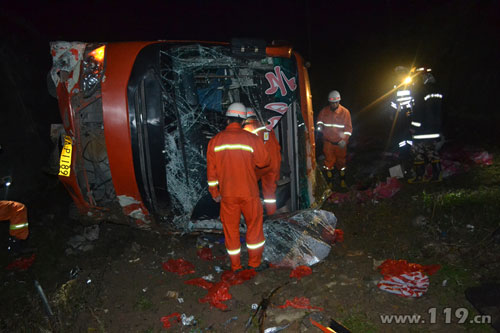 组图：载38人大客巫溪翻下河 消防速抢救