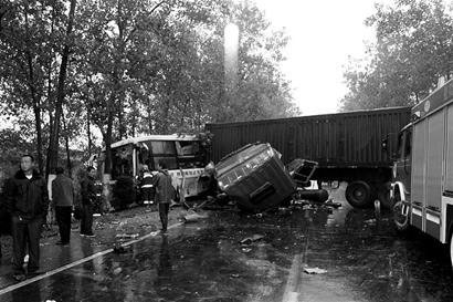 枣阳两车雨中相撞致两死 村民生死救援/图