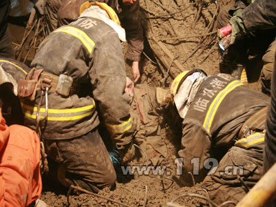 水泥厂在建工地坍塌 消防救出5名伤者