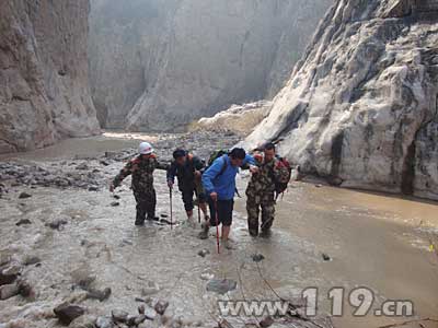 16名驴友被困绵山断崖 消防20小时急救