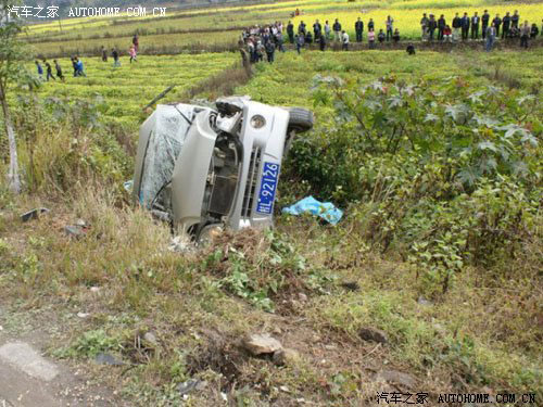 凌云两车对向刮擦 酿成两死三伤惨祸/图