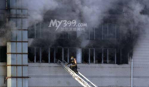 组图：电池厂车间起火 消防云梯车扑救