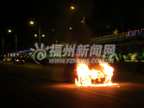 自燃的士引擎盖锁死 司机坐等消防救援