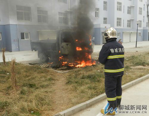 聊城一农用三轮车大火 消防3分钟扑灭/图