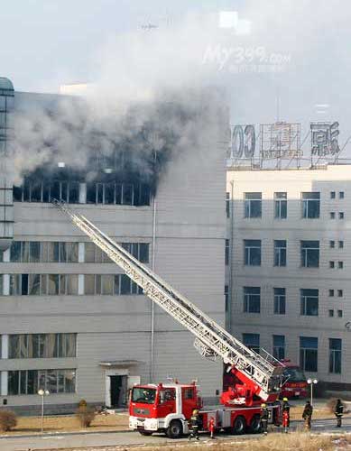 组图：电池厂车间起火 消防云梯车扑救