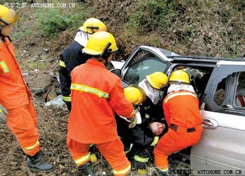 组图：商务车冲出高速 酿七死一伤的惨剧