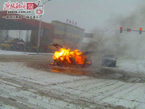 雪天路滑 河北隆尧两车侧滑相撞一车起火