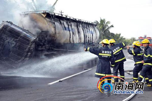 琼海三车相撞引发火灾 所幸无人员伤亡